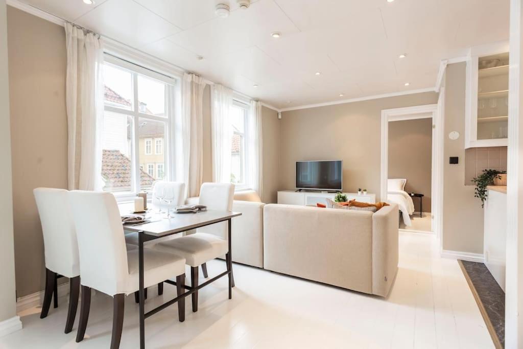 New! Modern Top Floor Apartment In Historic Area! Берген Екстериор снимка