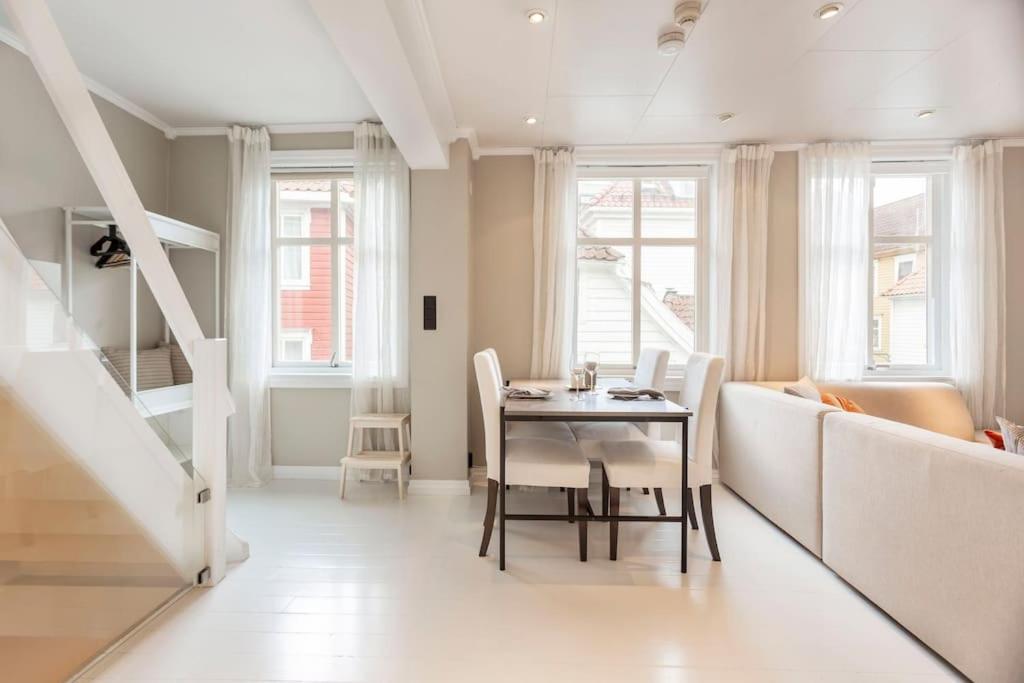 New! Modern Top Floor Apartment In Historic Area! Берген Екстериор снимка