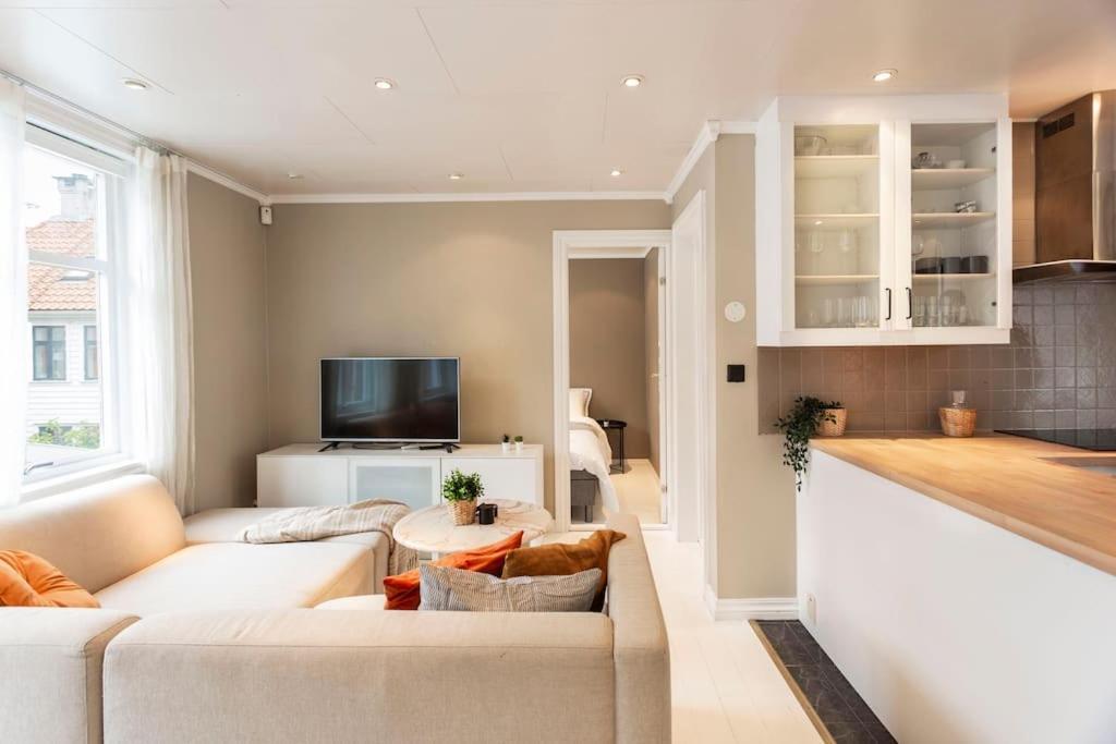 New! Modern Top Floor Apartment In Historic Area! Берген Екстериор снимка