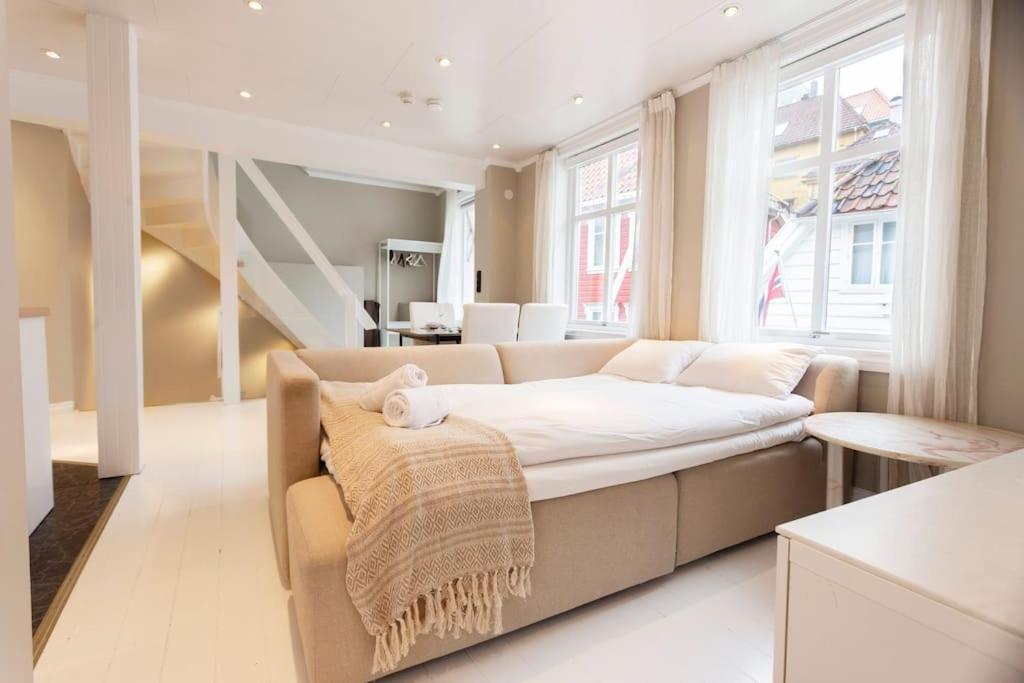 New! Modern Top Floor Apartment In Historic Area! Берген Екстериор снимка